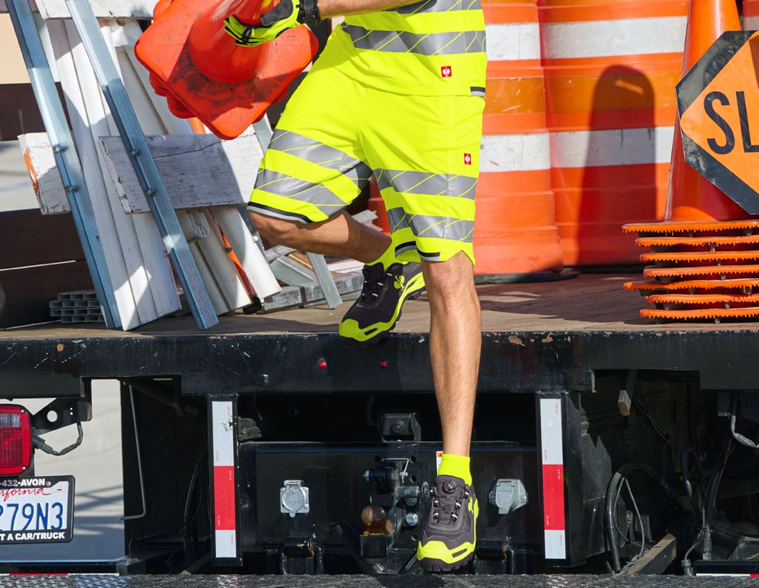 Clothing: High-vis functional shorts e.s.ambition + high-vis yellow/anthracite