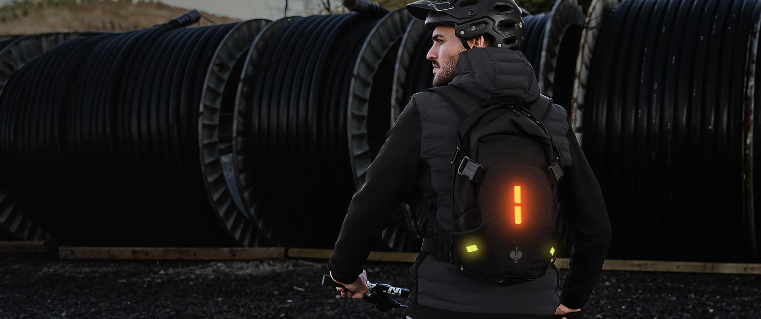 Ultra-light backpack with 4 OLEDs in 2 signal colours for high 180-degree visibility.